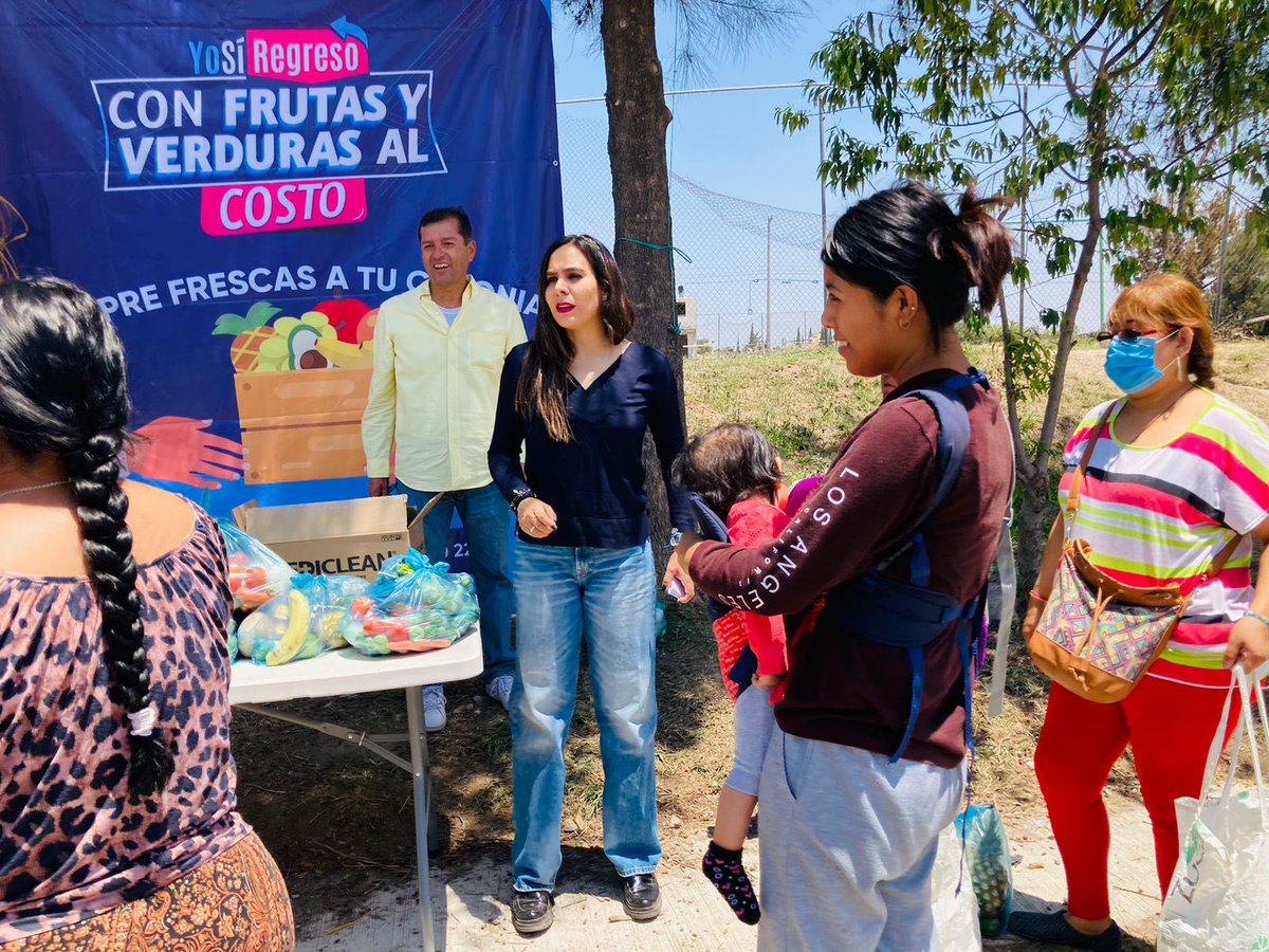 CaroBeauregard's tweet photo. #YoSíRegreso y cumplo con la palabra empeñada.

Gracias a comerciantes conscientes y comprometidos, podemos ofrecer frutas y verduras #AlCosto a quienes más lo necesitan.

Hoy estuve en Fuentes II donde saludé a jefas de familia emocionadas y agradecidas con esta iniciativa. https://t.co/GJOMWZPl3w