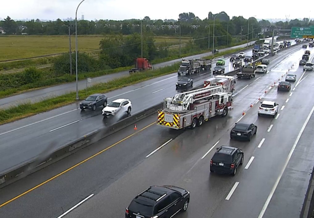 ⚠️UPDATE - #BCHwy91 EB Vehicle incident at Westminster Hwy is now blocking the left and centre lanes. Crews are on scene. Please watch for traffic control and expect delays. #Richmond #DeltaBC