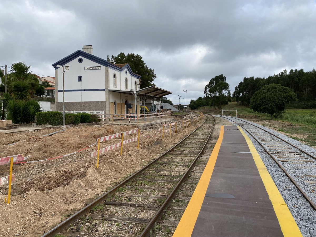 pmmrcosta's tweet image. Outeiro.
Remodelação da estação.
Novo edifício técnico.
Nova Passagem Inferior para substituir actual passagem de nível.
#comboios #linhadooeste #ferrovia