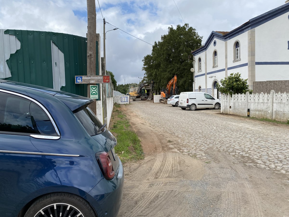 pmmrcosta's tweet image. Outeiro.
Remodelação da estação.
Novo edifício técnico.
Nova Passagem Inferior para substituir actual passagem de nível.
#comboios #linhadooeste #ferrovia