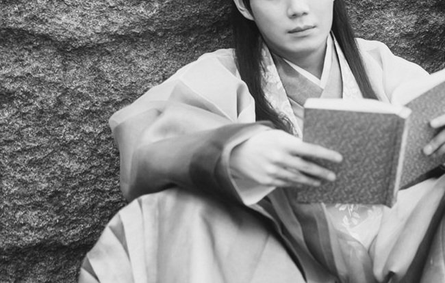 의원이 되고자 쌓았던 지식으로 괴물을 만들었고 지키고자 배운 검술로 여럿을 도륙냈다.