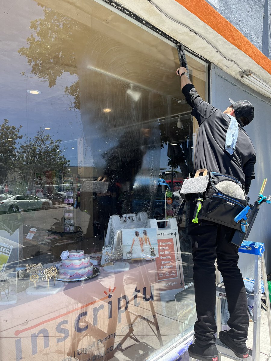 inscriptu's tweet image. We recently printed marketing materials for Simply Fresh Windows and Solar, including high-gloss business cards, cardstock flyers &amp;amp; A-frame signs!  The amazing team didn't hesitate to show their appreciation by stopping by and cleaning our windows! 
inscriptu.com