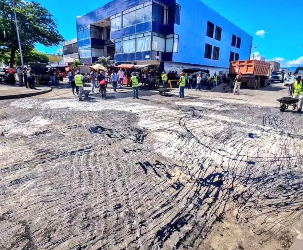 UnipsoFEmprende's tweet photo. Seguimos trabajando en equipo, con valentía y compromiso por una mejor Cumaná.

@GPintoVzla @NicolasMaduro 

#ConMaduroPalante https://t.co/Fpip9AzWZ2
