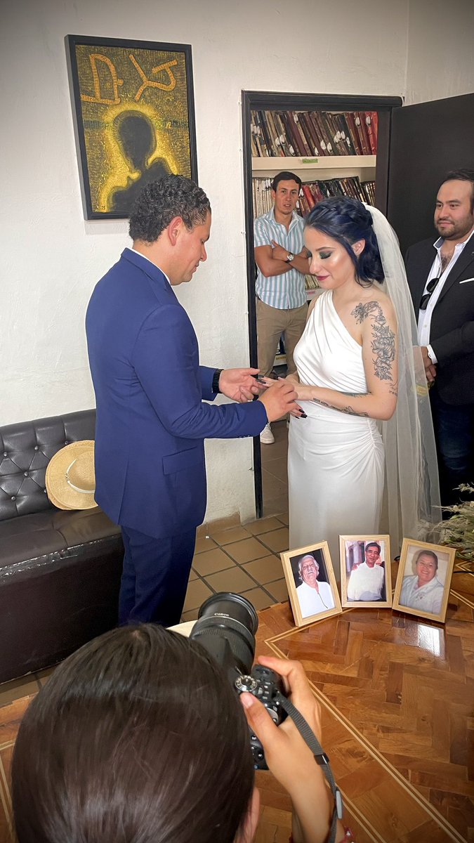 "No te emociones. Solo te quiero para dormir contigo cada noche y verte despertar cada mañana por el resto de nuestras vidas. Solo para eso." Chaparris 😍🥰