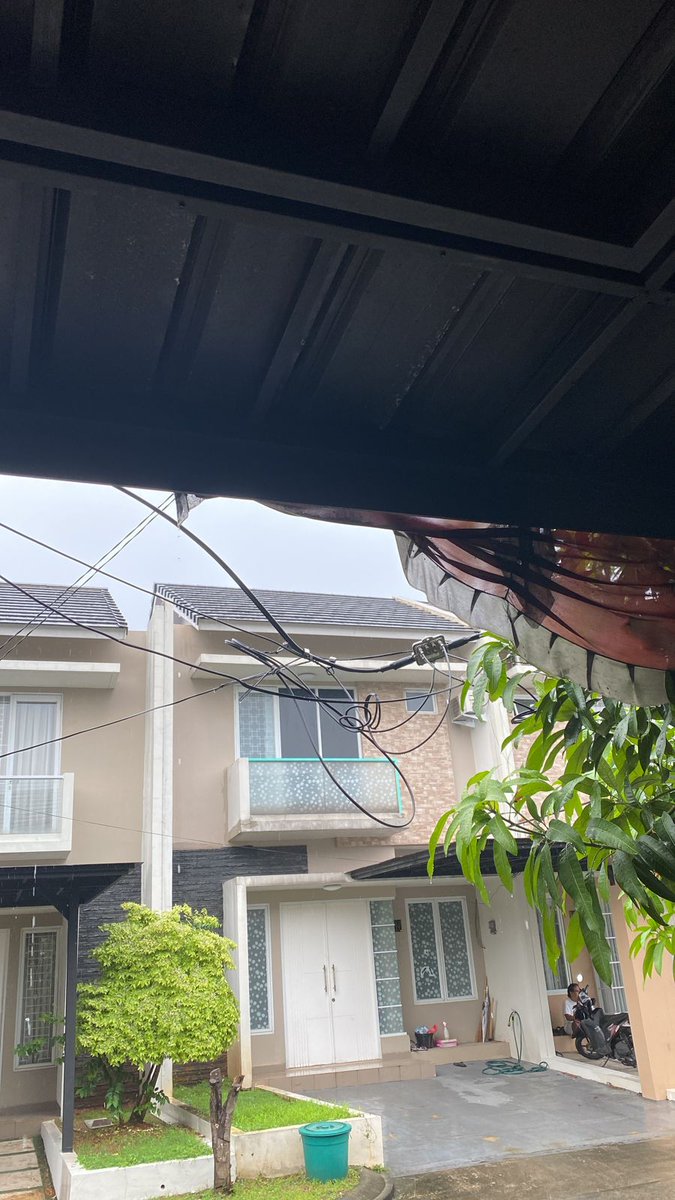 iwangp's tweet photo. @FirstMediaCares Tolong dibetulkan kabel FM yang terlepas dari tiang sehingga menjuntai ke jalanan depan rumah sudah 5 hari. alamat komplek bukit dago Blok G8 Desa Rawakalong Kec. Gunung Sindur Kab Bogor https://t.co/iFttgFHbqq