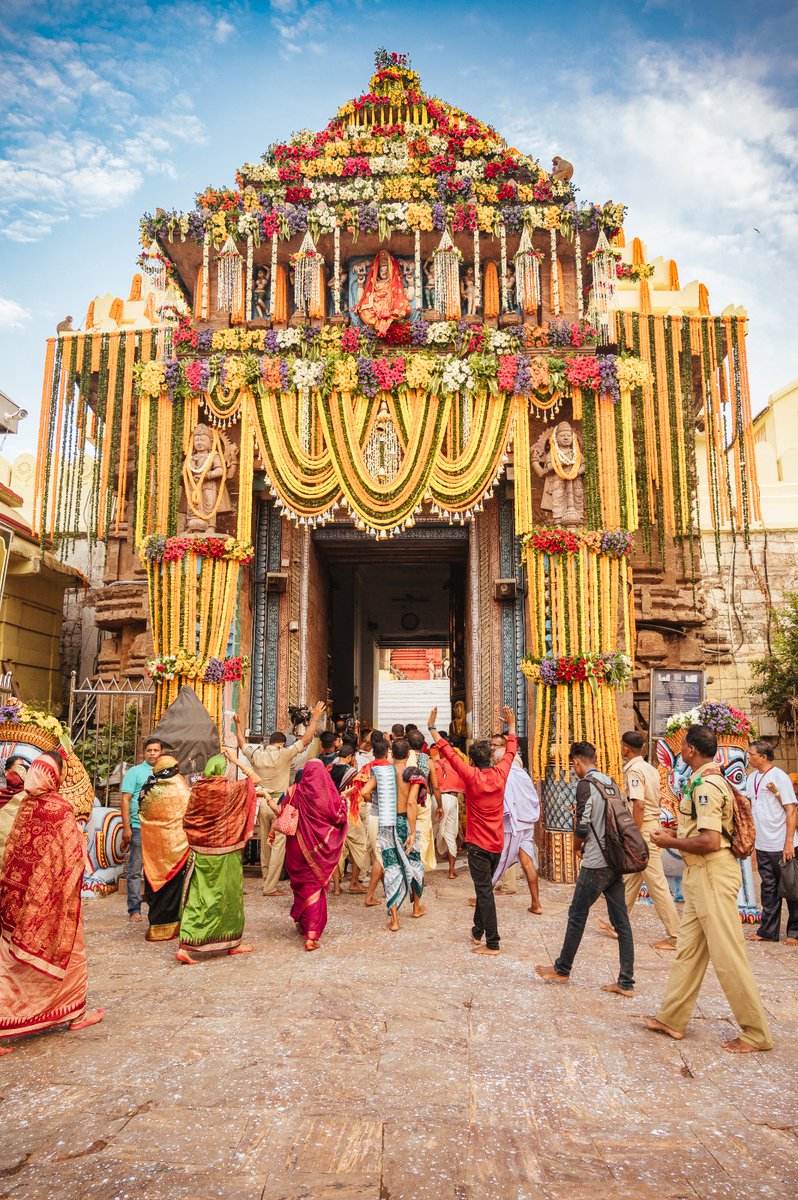 MyPuriDigital's tweet photo. Wishing you all a heartfelt greeting on the auspicious occasion of Rath Yatra 2023! May the divine blessings of Lord Jagannath be with you always. 🙏🌼

#RathYatra2023 #JaiJagannath #BestWishes #morathyatra2023 #rathayatra #rathajatra #puri #jaijagannath #odisha 
#mypuri https://t.co/apAtNAZJoh