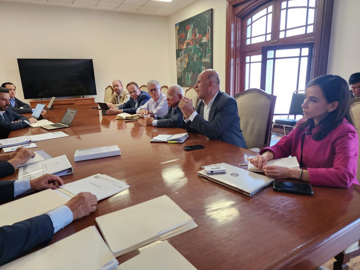 SergioSalomonC's tweet photo. Hoy en la #CDMX sostuve una productiva reunión con el director del @Tu_IMSS, @zoerobledo, para evaluar los avances de las mesas de trabajo y análisis del modelo IMSS-Bienestar en #Puebla. Me acompañó el secretario de salud, @JAntonioMtzGa.

Agradecemos las atenciones por parte de la dirección general del Seguro Social y su interés en la salud de las familias poblanas.