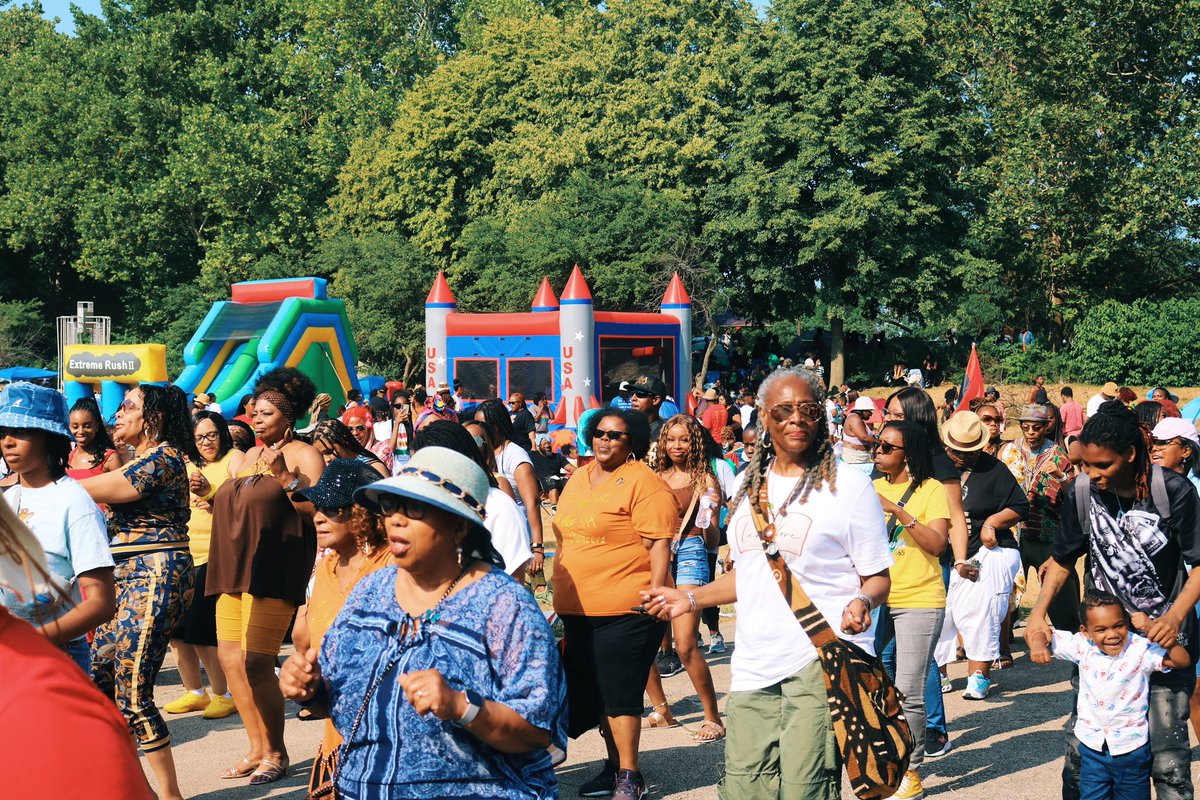 blkcitizenschi's tweet photo. When someone asks “What is it like living in Chicago?”, show them this picture 😉 #BlackCitizensOfChicago #Chicago #Juneteenth2023 https://t.co/8FxpHEL3d8