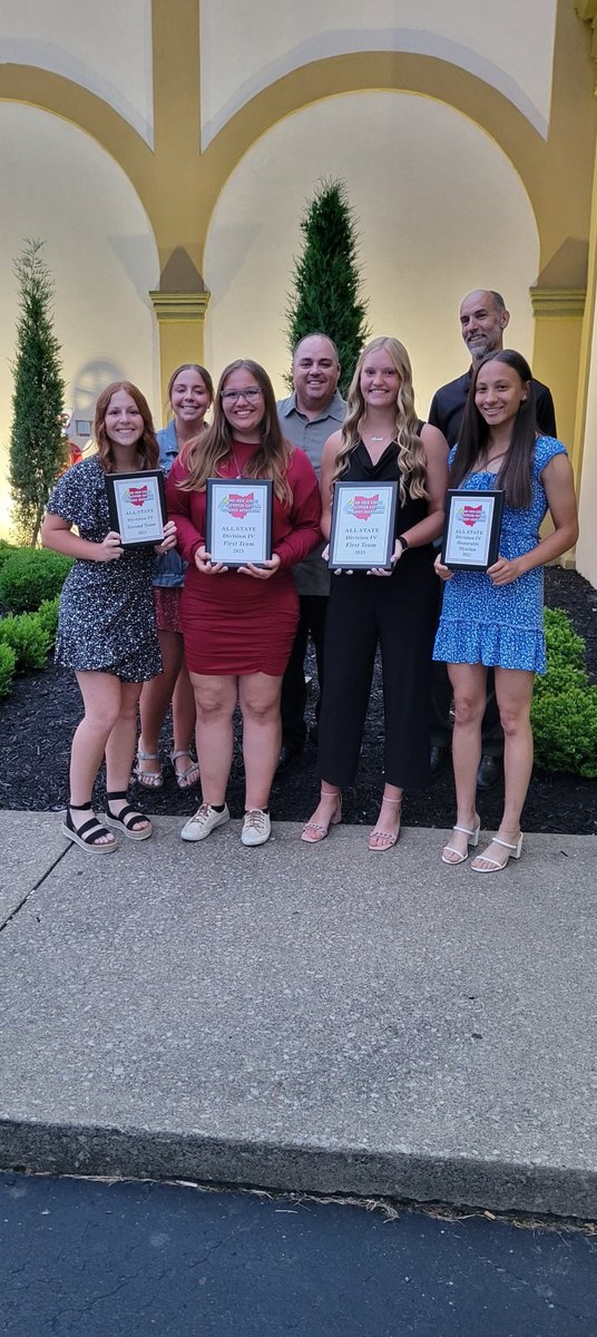 SheaHarper20's tweet photo. The best way to end this chapter. Onto bigger and better things! @HUsoftball #goberg 🧡🖤 https://t.co/1gqgDaV4Uh