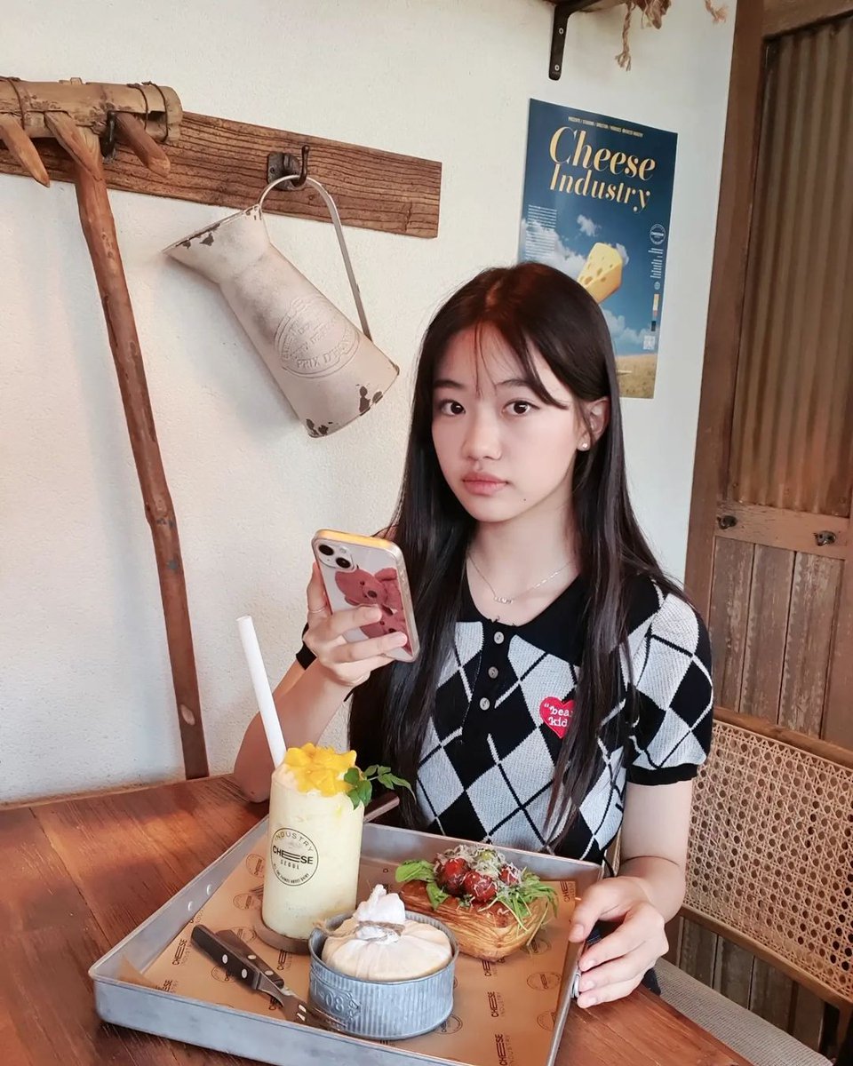 picshaeun's tweet photo. Haeun with her sister Hayoon 🖤🖤 
#HAEUN #NAHAEUN #SMNGG #SMTrainee https://t.co/ierAan4X1n