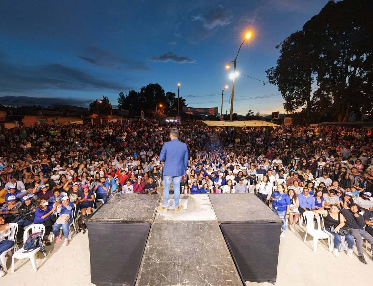 IvanDiazMixco's tweet photo. Muchísimas Gracias vecinos de Mixco! Nuestro cierre Azul fue un Éxito!! #mixco #Guatemala #IvánDíaz #AlcaldeMixco #Votaazul #EleccionesGenerales2023 https://t.co/s19f7VQ0NE
