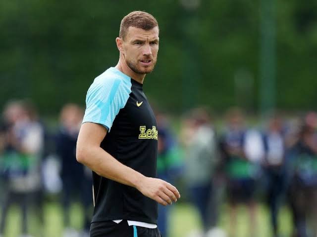 Fenerbahçe'nin Edin Dzeko ile yapacağı sözleşme :

▪️2 yıllık sözleşme
▪️4.5 milyon Euro yıllık ücret
▪️1 milyon Euro bonus 
▪️5 milyon Euro imza parası

[Foot Mercato]