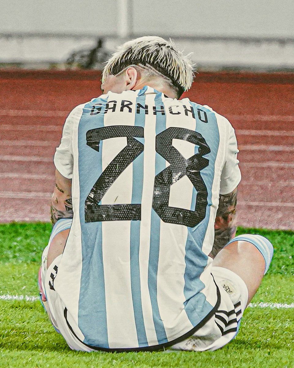 banderinEDLP's tweet photo. #Garnacho via #Olé: “Mi padre es hincha de Estudiantes y he visto varios partidos. Elegí la 28 en honor a Zapiola, era fanático de su juego en aquel equipo de Zielinski y en algunas facetas del juego somos parecidos. Ojalá algún día juguemos juntos en la selección.” https://t.co/qFY7FUclkP