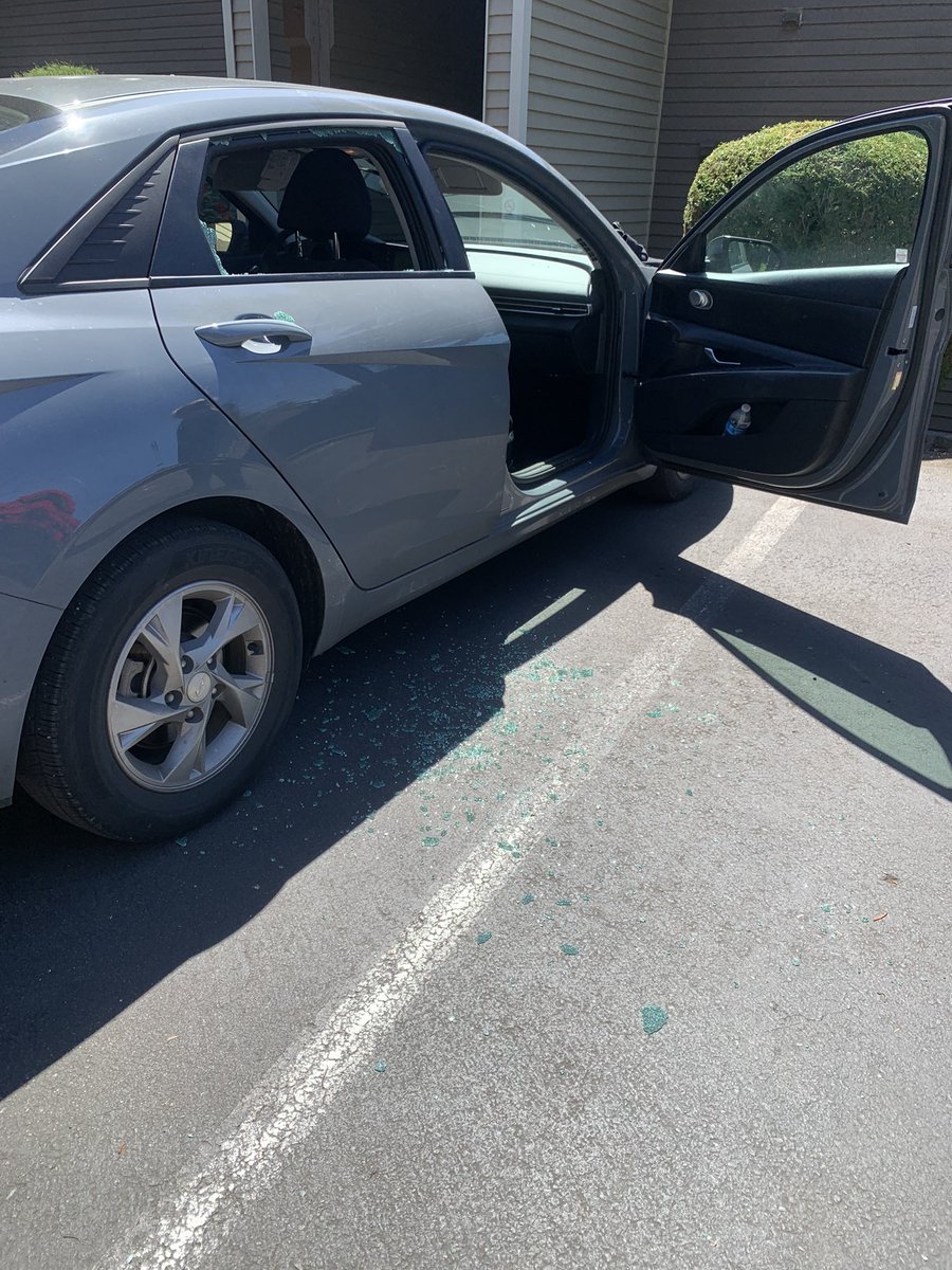 jadierrivera66's tweet photo. If you’ve thought about getting a KIA or a Hyundai let me make the choice easy for you. My car has been stolen 2 times since May because of their faulty security system. 🖕🏼 @Hyundai @Kia https://t.co/TNAlLqbHiI