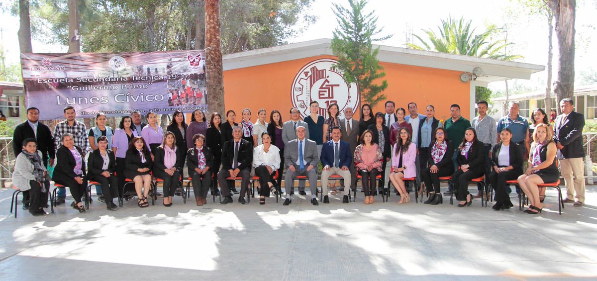 natycastrejonv's tweet photo. Este #LunesCívico acompaño a la comunidad educativa de la secundaria Técnica 19 de #VillaDeTezontepec, a quienes les agradezco su amable y cálida bienvenida a esta ceremonia donde rendimos honores a los símbolos patrios y recordamos a las heroínas y héroes que construyeron este país y que nos recuerdan el compromiso que tenemos de realizar nuestro mayor esfuerzo para construir un mejor futuro. 

Agradezco la presencia de la presidenta municipal Elsa Dolores Vázquez González, así como de la comunidad educativa del @CONALEP_HGO, que tengan una exitosa semana. 

#PrimeroLaEducación #NatyCastrejón