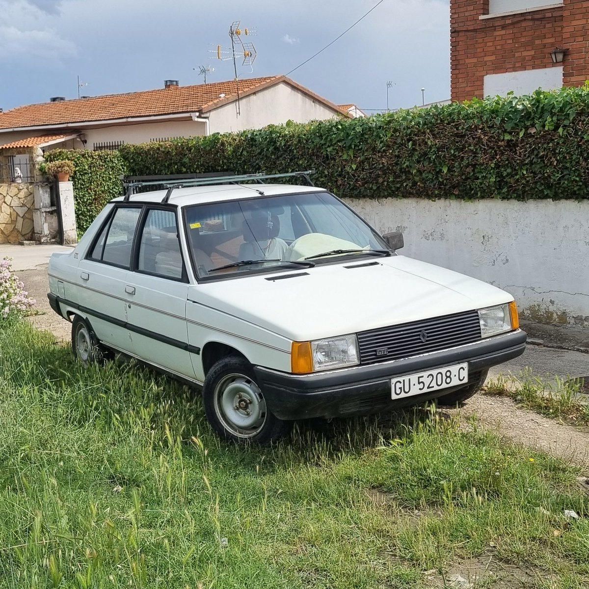 alantaylorjones's tweet photo. I've been driving the BYD Dolphin, so here's a Renault 11. https://t.co/yTBle2wWTD