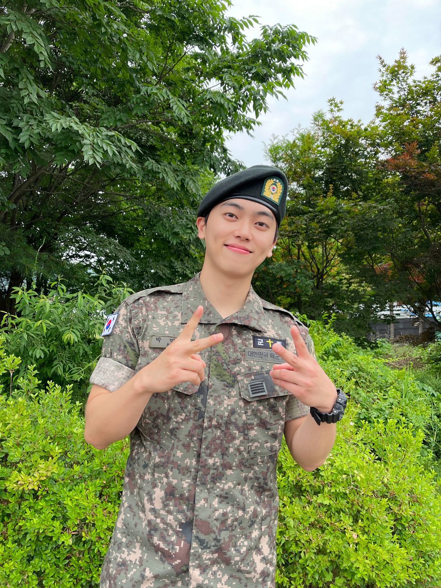 Arab_Onf's tweet photo. 🌟 و اخيرًا بعد سنة و نص امكي طلع من الجيش😭💚💚💚 

فيوزدل اوصفوا لنا شعوركم الان🥺…
#아_엠케이_전역이요
#MK_WELCOME_BACK_SKRRR https://t.co/QdMicLz6CJ