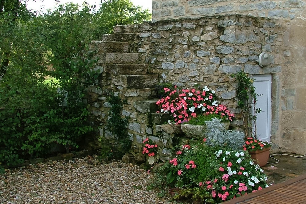 brianfurze's tweet photo. Flowers at a farmhouse, southern France. The colours connect me to place-the grey/green of forests in Australia &amp; olive groves in Greece, greens of rainforests &amp; rural landscapes in northern India, of pine forests and white of snow in the Himalayas.
#peopleandplace⁠
#LoSTtravel https://t.co/z6A1lyaERu