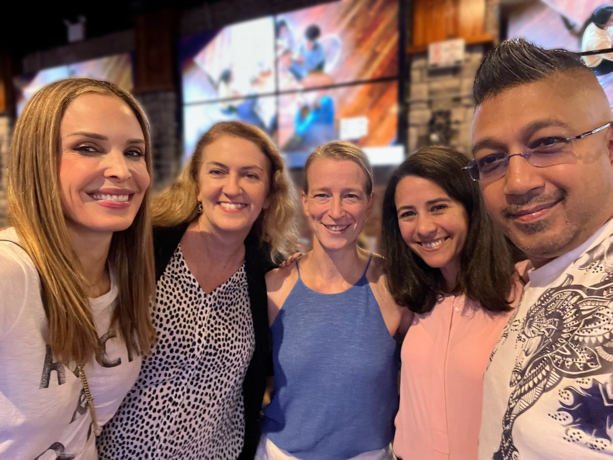 RobinPKell's tweet photo. Passing the @CECDistrict2 baton! Congratulations to the WINNERS! @MaudMaron @dany_egorov #qush #allysonbowen https://t.co/nvClwuAHPL