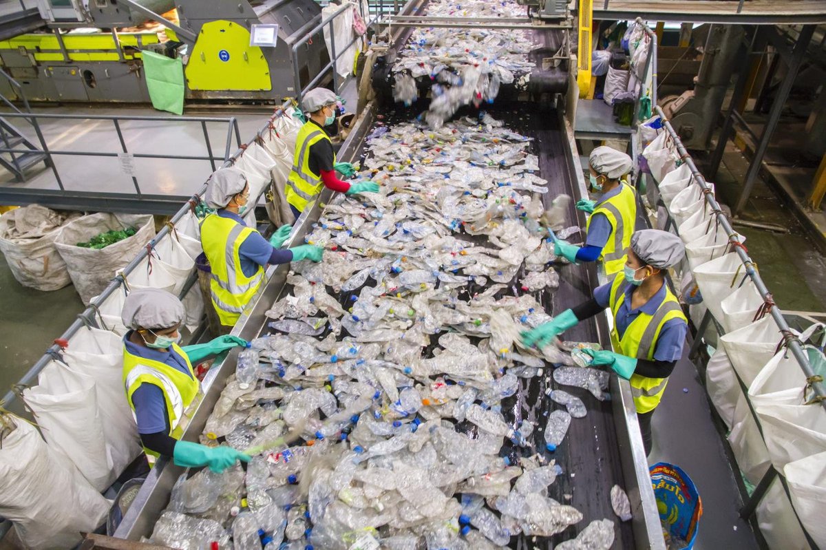 plasticosis's tweet photo. Being recyclable is not the same as being recycled
You buy it, use it and throw it away thinking that it is recyclable
But nothing is recycled by itself
To make plastic recyclable, only a label is needed
For something to be recycled, ir requires a lot of action
#Plasticosis https://t.co/TpmFREZwR3
