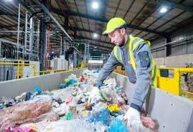 plasticosis's tweet photo. Being recyclable is not the same as being recycled
You buy it, use it and throw it away thinking that it is recyclable
But nothing is recycled by itself
To make plastic recyclable, only a label is needed
For something to be recycled, ir requires a lot of action
#Plasticosis https://t.co/TpmFREZwR3