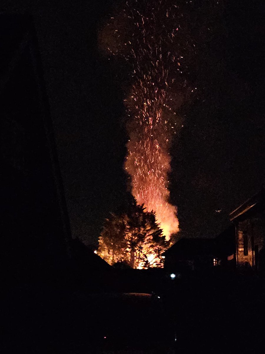 Jason__Reeve's tweet image. House Fire round the back of my street in Ringmer.  #lewes #ringmer #sussex

@brightonargus
@SussexIncidents
@BBCSussex