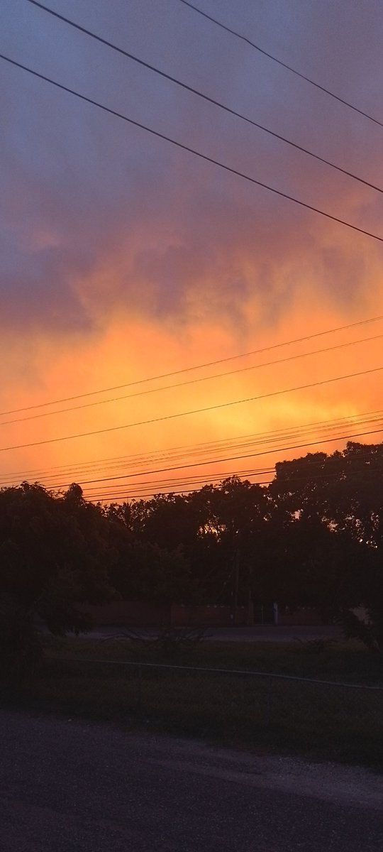 The sky is on fire 🔥!!!
#portmore #sky #fire #stormdehbout #gorgeous