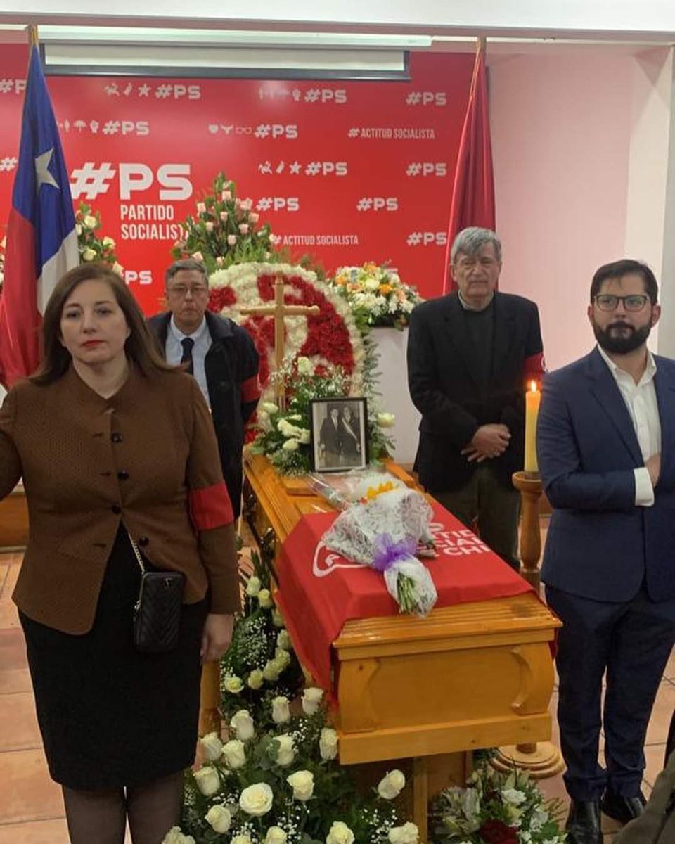 alvarezhuencho's tweet photo. Las banderas socialistas en alto para despedir al compañero Alfredo Joignant con la visita del presidente de la República @GabrielBoric 

 Honor y gloria ✊🏻 https://t.co/pTYsl3dsGJ