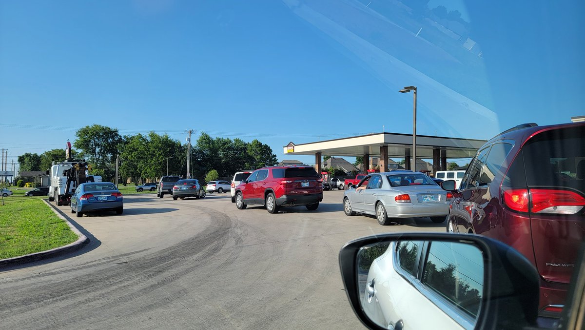 Long lines for gas across the Tulsa metro, including here in Jenks following Saturday night's derecho. #okwx #Tulsa https://t.co/25SBx6MeMI