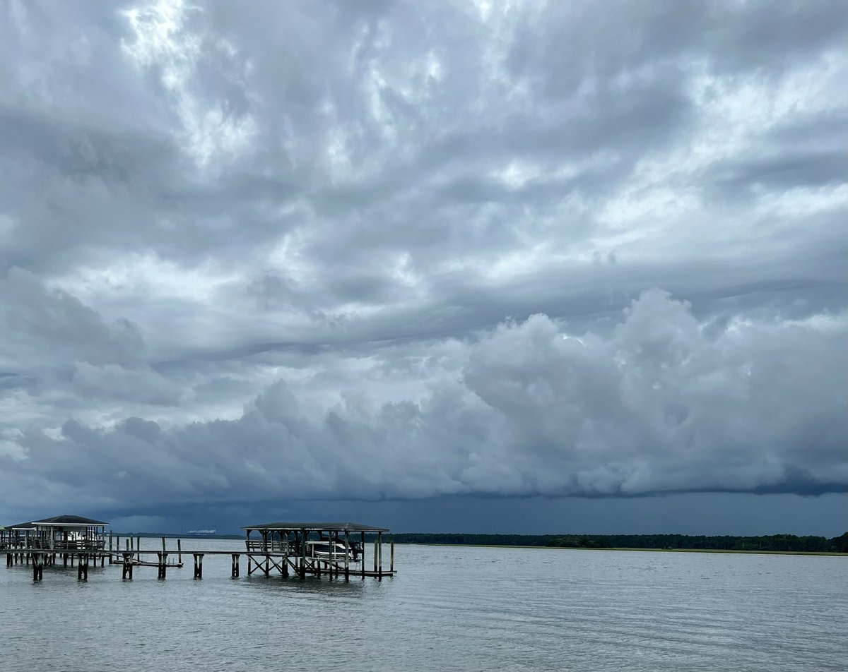 jasonmherring's tweet photo. Shelf cloud coming in off the Wando River in Rivertowne. @chswx #chswx #weather #storm https://t.co/QFHcxgCIDC