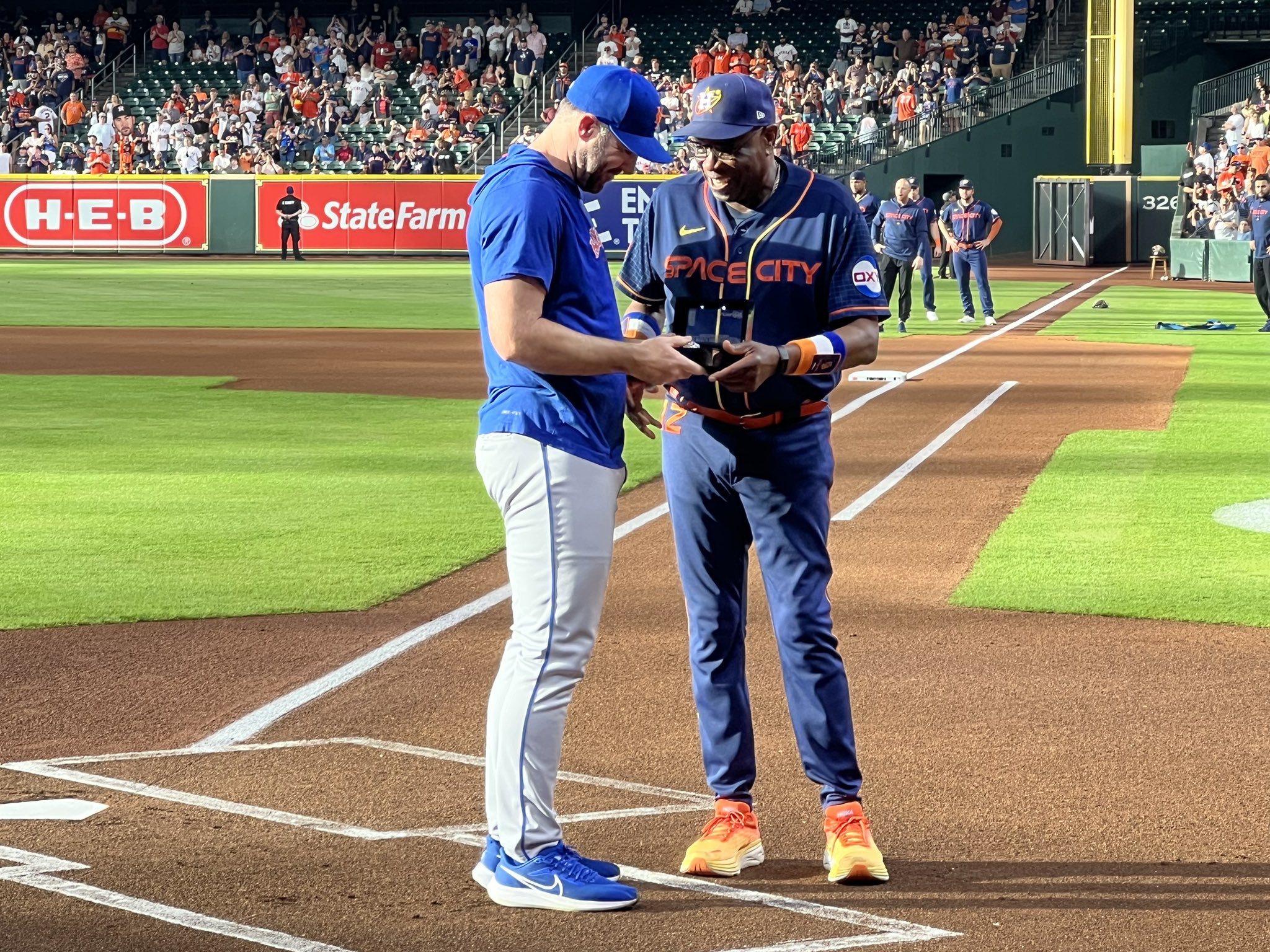 Daniel Gotera on X: #Mets pitcher Justin Verlander getting his 2022 World  Series ring from #Astros manager Dusty Baker. Standing ovation for the Cy  Young Award winner.  / X