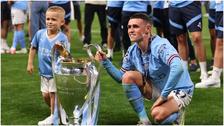 Seen a lot of arsenal fans chatting shit about foden, the obsession is unreal. Just a reminder that this picture is bigger than the entire arsenal football club. #Rentfree