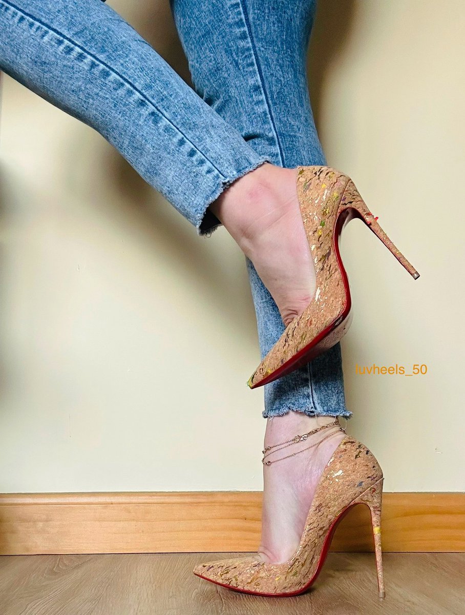 #luvshoes #highheels #heels #louboutin #Mondayvibes #stilettos #shoes #louboutinworld #monday #officeheels #jeans