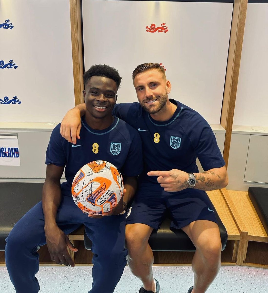 Luke Shaw Ig: “You my friend are special @BukayoSaka87 🏴󠁧󠁢󠁥󠁮󠁧󠁿” #MUFC