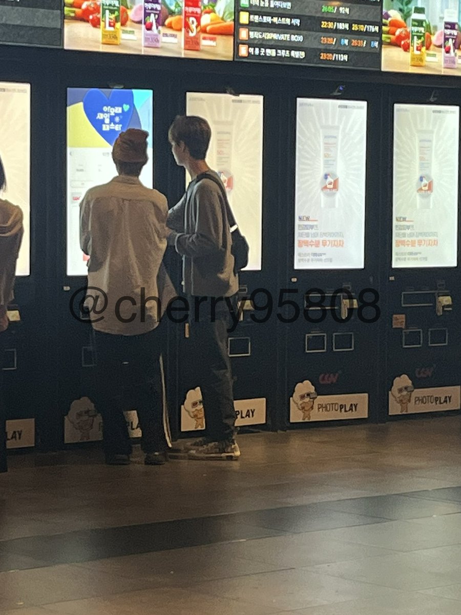 op saw sunoo with hojin? (boys planet contestant) in yongsan station and seems like they went to watch a movie together 

glad he's spending time with his friends outside 🥹

#SUNOO #선우 #ENHYPEN #엔하이픈_선우