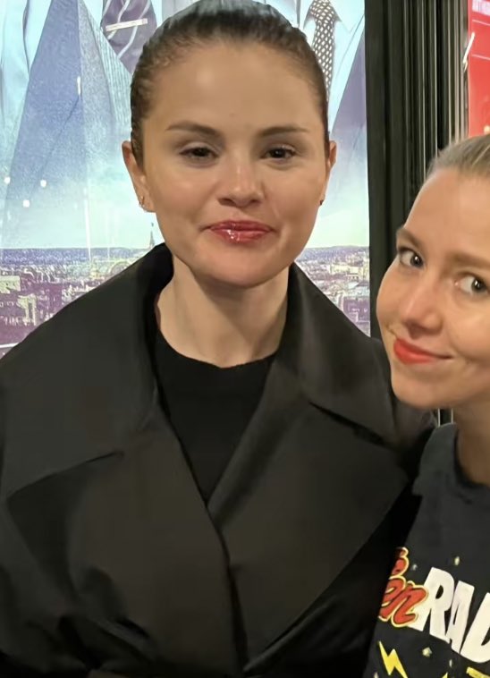 ella ♡ ☾ on Twitter "Was this supposed to be Selena not looking good