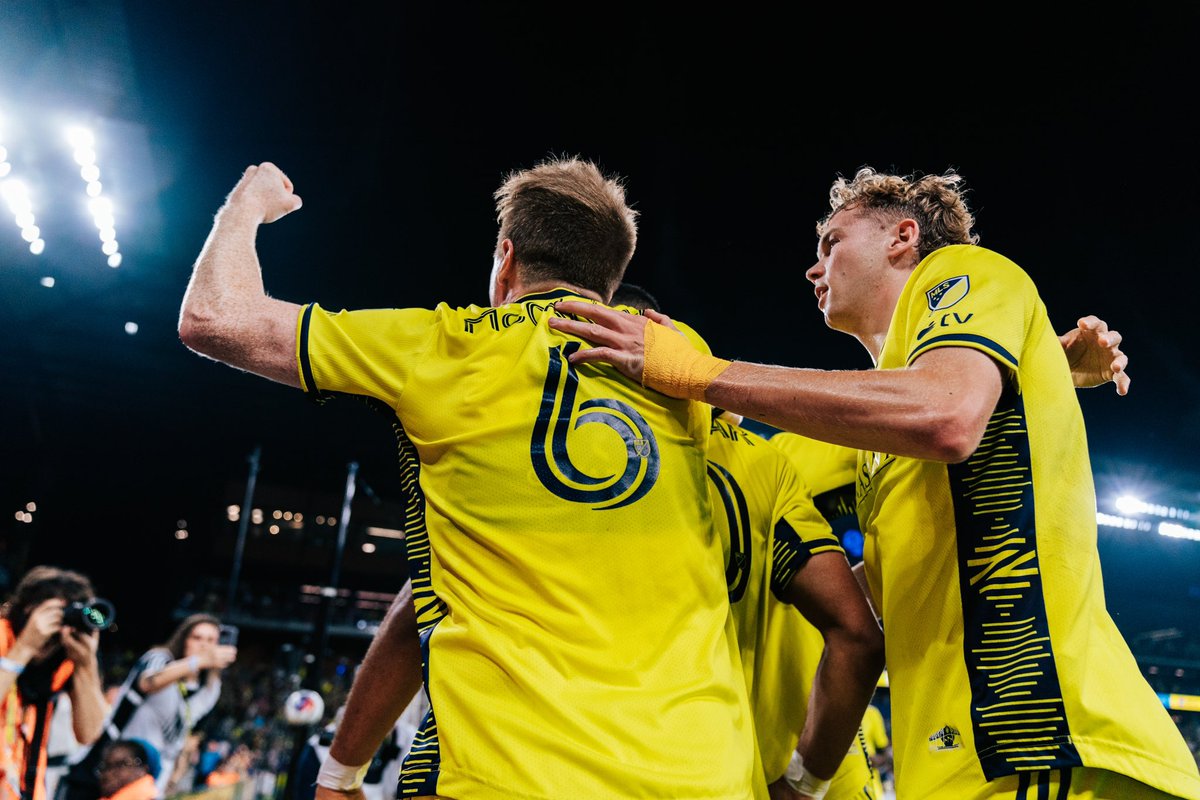 DaxMcCarty11's tweet photo. Best atmosphere in the league! Enjoying it 🤠 #EveryoneN https://t.co/PpCvIZxDk4