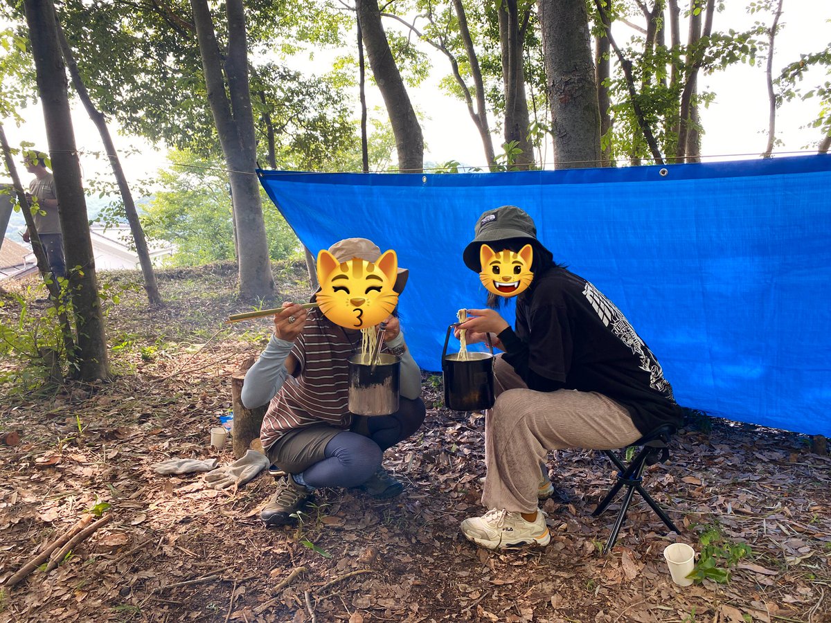 roro_3b's tweet photo. 実はこっそり帰省(宝塚) 
叔母さんのご友人がされてるブリティッシュブッシュクラフト参加してきた
三田の奥地でサバイバルでも生き抜く術を学んできたけど、竹の皮を着火剤にするの成程すぎた
ペグも手作りでかわいい https://t.co/Pi5TL2K4YK