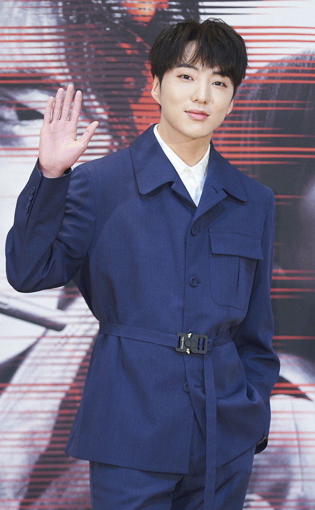 Kpop_Herald's tweet photo. Kang Seungyoon of @yg_winnercity begins his mandatory military service today. He will be serving in the Army after basic training. The bootcamp to which he will be admitted to will not be disclosed as the artist wishes. "I will do my best to protect my country," he said. #WINNER https://t.co/9GPhwxdoaD