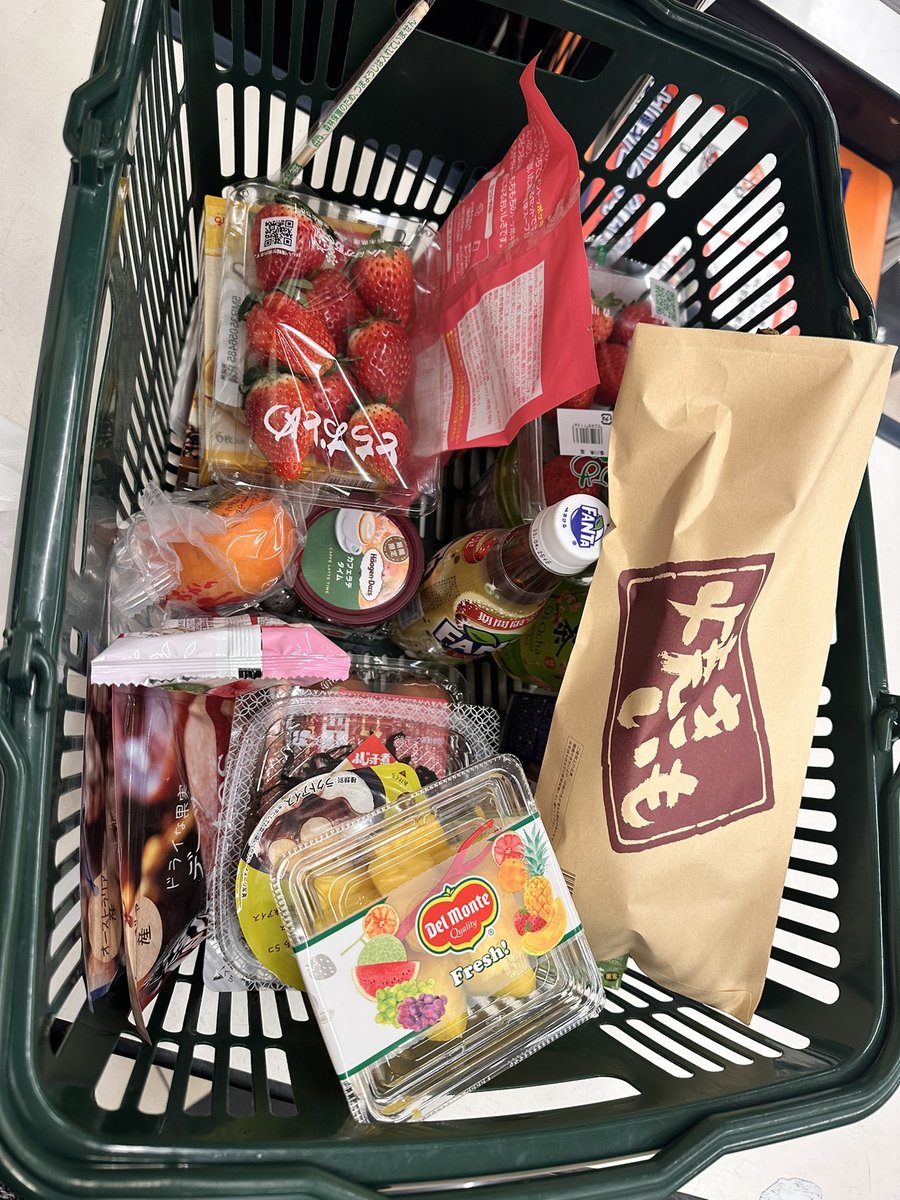 ChrisAllen68601's tweet photo. On the way home, I went to the supermarket and bought a large box of shallow
Some of the sugar-reduced small cookies are marked with a purple label on purpose.
Convenient weight loss ladies (myself) to relieve cravings hahaha😄
#Supermarket shopping routine https://t.co/sYJcukMXXc