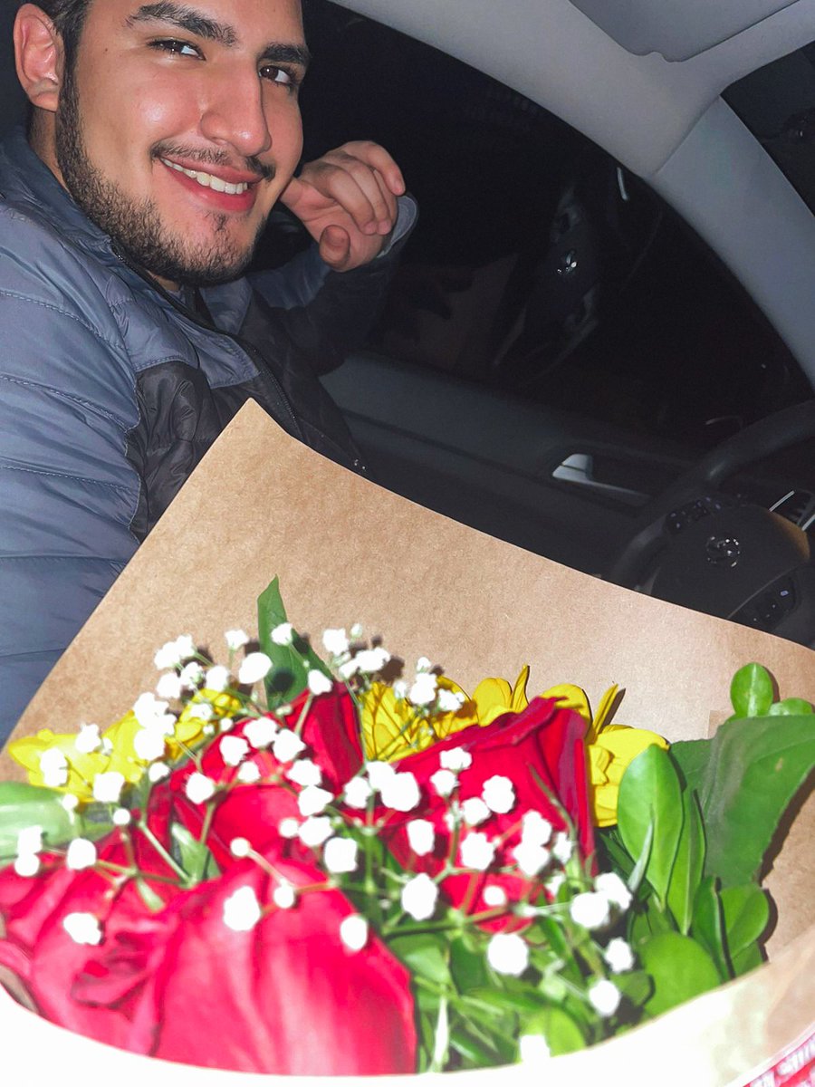 azul_https_love's tweet photo. Me regalaron flores por existir https://t.co/vWM53wXVMQ