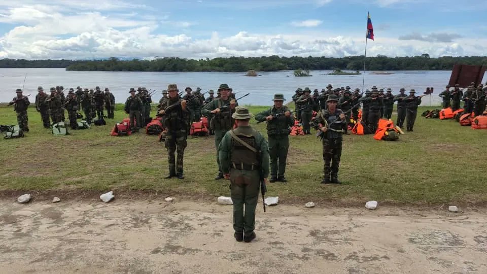 ErnestoEPM1's tweet photo. @VTVcanal8 @NicolasMaduro En cumplimiento de nuestras misiones constitucionales y del 5to Objetivo Histórico de la Ley Plan de la Patria, la #FANB a través del Sistema Defensivo Territorial seguirá resguardando nuestro territorio, erradicando los grupos de minería ilegal y preservando nuestro ecosistema. https://t.co/bq9lvbGdCb