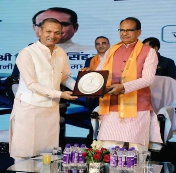 PROJSGuna's tweet photo. मुख्यमंत्री श्री @ChouhanShivraj की गरिमामयी उपस्थिति में भोपाल में आयोजित एम.पी. एमएसएमई समिट-2023 में @MSME और @NSEIndia, @Walmart, @RXIL_TReDS, @InvoiceMart एवं @AISECTIndia के मध्य MoU पर हस्ताक्षर हुए।  

#MP_MSME_Summit
---
विस्तृत विवरण: https://t.co/GNhQTHBzg6 https://t.co/K3LWzIlXYl