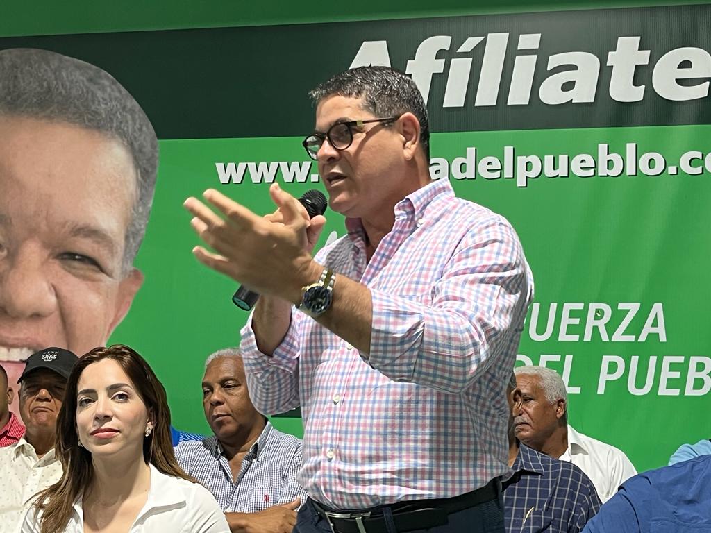 melcyheredia's tweet photo. La Fuerza Del Pueblo y sus dirigentes, están comprometidos con el bienestar de nuestra sociedad, y apoyan a Aquilino Serrata (Son) porque sin dudas será el próximo y seguro alcalde de SDO! 

#AquilinoSerrataSon #FuerzaDelPuebloConSon #JuntosPorUnMunicipioNuevo https://t.co/xV5N33IYB3