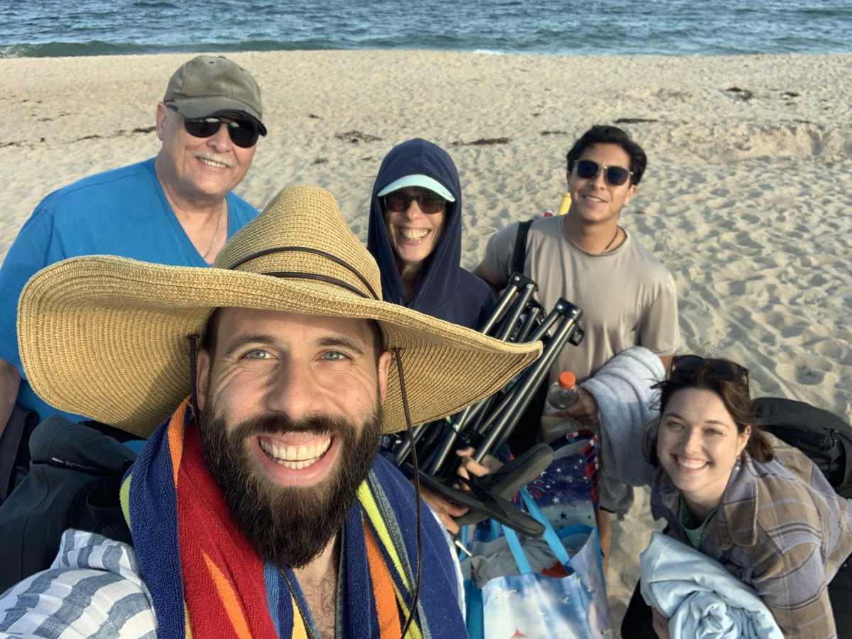 @TheCaseyLab @DrKeltonMcMahon @queenparrotfish @JPMarBiol Teaching a little work/life balance as well, and hosting the team to one of Rhode Island’s other great places (besides @URIGSO) - the beach!