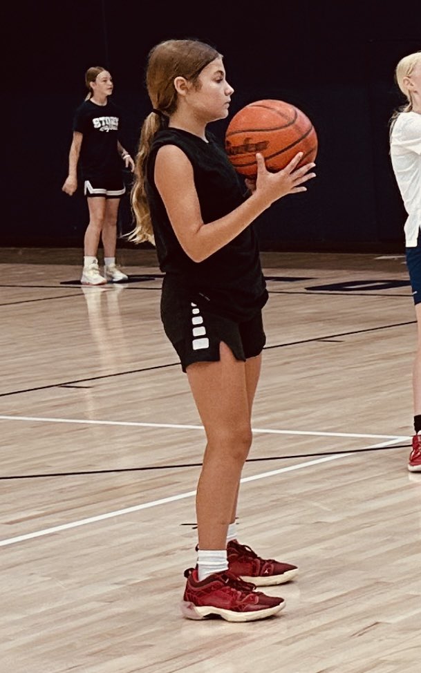 elksouthgbb's tweet photo. 🗣️ BIG shoutout to our 1v1 Queen of the Court Champions ‼️🥇💪🏻

🌟Liv Schieber (8th Grade)
🌟 Leona Buller (6th Grade)

#ROLLSTORM 🌩️ https://t.co/BwXnPO0Bk9
