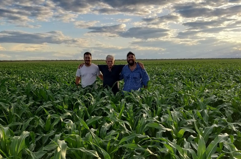 jlomitas's tweet photo. Grande de los grandes, Maestro desinteresado, compartiendo al máximo siempre, Generoso, Amigo y a veces padre y sin dudas mi gran mentor, apasionado por la producción y sustentabidad de los sistemas.  Incansable, siempre en los detalles. Sin dudas extrañare sus visitas y compañía https://t.co/0lo9MKDg5O