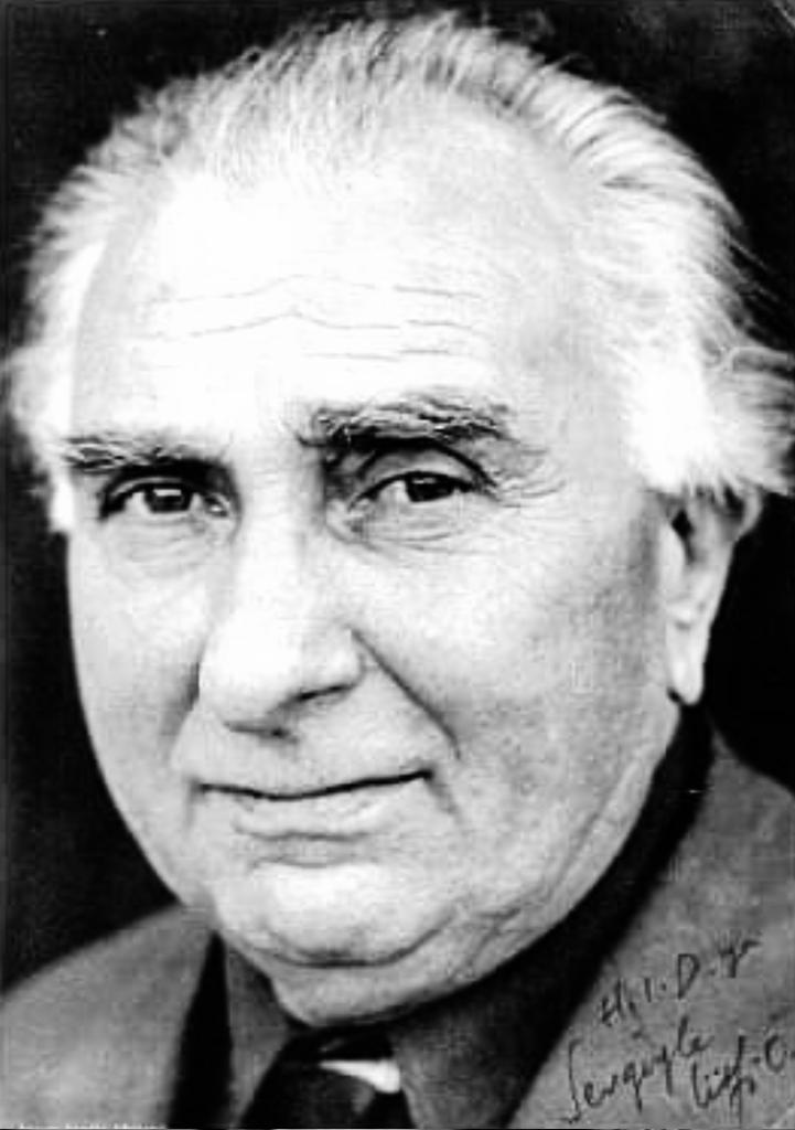 Hasan İzzettin Dinamo'nun bugün 34.ölüm yıldönümü. 

114 yıl önce Trabzon'un Akçaabat ilçesinin Ahanda köyünde dünyaya geldi.  
 
1915 yılında, daha altı yaşındayken babası Ahanda köyünden Laheç Savaşı'na gitmişti.  

Baba, savaştan döndükten sonra İstanbul'a göç ederler. +