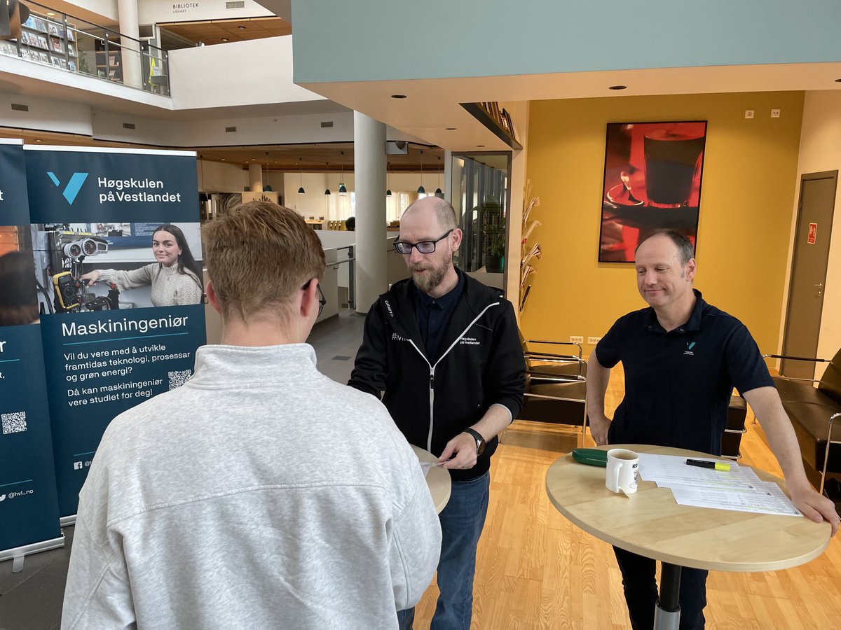 I dag tar ⁦@hvl_no⁩ Campus Haugesund i mot sine studentar til sommerkurs i matematikk for dei som vil bli ingeniørar. Flott tilbud for dei som vil bli ingeniør og treng ekstra realfag👍