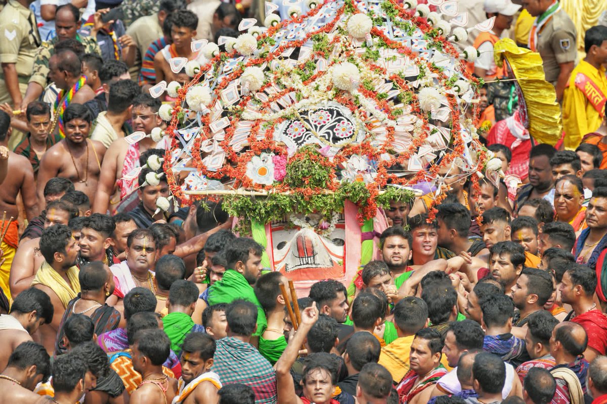 dm_puri's tweet photo. ଶ୍ରୀବିଗ୍ରହମାନେ ପାରମ୍ପରିକ ବାଦ୍ୟର ତାଳେ ତାଳେ ଏକ ଭକ୍ତିମୟ ପରିବେଶ ମଧ୍ୟରେ ସେବାୟତଙ୍କ ଗହଣରେ ପହଣ୍ଡିରେ ତିନି ରଥକୁ ବିଜେ କରୁଥିବାର କିଛି ସୁନ୍ଦର ଦୃଶ୍ୟ ।

#RathaYatra2023 #JaiJagannatha #MoPuri https://t.co/68dFoFx2Ph